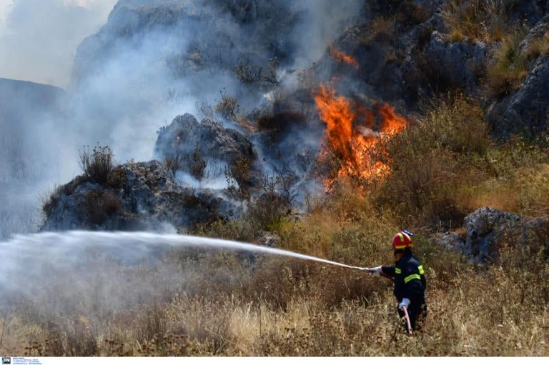 Σε εξέλιξη η φωτιά στο Ξυλόκαστρο Κορινθίας